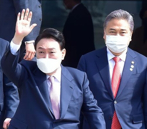 윤석열 대통령 당선인과 제20대 대선 선거대책본부 글로벌비전위원장을 지낸 박진(오른쪽) 국민의힘 의원.<박진 국회의원 페이스북 사진 갈무리>